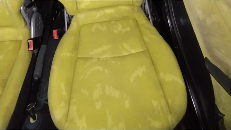 Assento de automóvel revestido em tecido amarelo