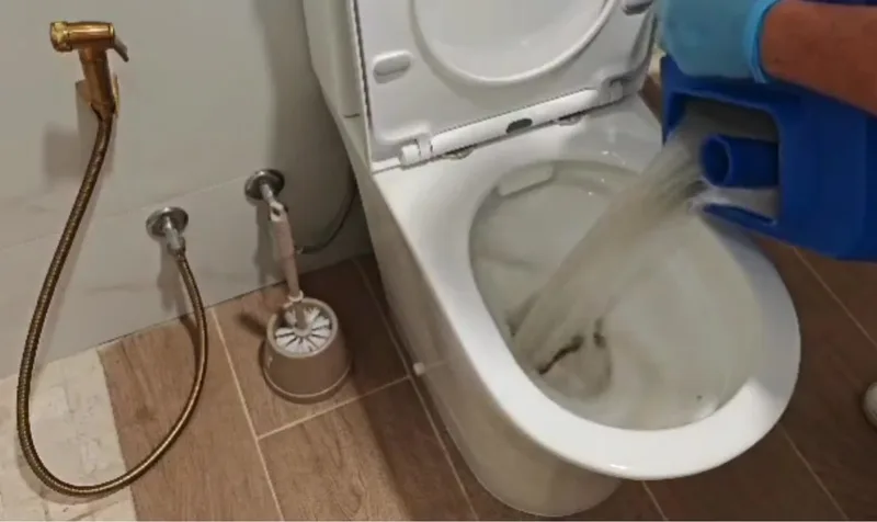 Água recolhida durante a extração do colchão a ser despejada do depósito