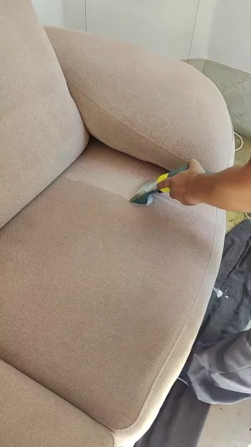 Extração de água e sujidade do sofá com equipamento profissional